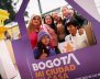 Mujeres sosteniendo un cartel morado