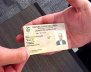 Persona recibiendo la licencia de conducción expedida en Colombia