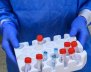 Personal de salud sostiene una caja con varias vacunas