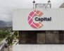 Logo de Capital Sistema de Comunicación Pública en la fachada del edificio principal