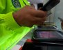 Policía con un celular en la mano