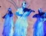 Hombres y mujeres disfrazados como animales tocando instrumentos musicales
