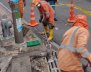 Personal del Acueducto de Bogotá limpiando uno de los sumideros de la ciudad