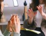 Dos mujeres conversando sobre salud mental