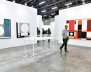 Hombre camina por los pasillos de una de las ediciones de la Feria ARTBO