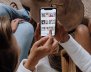 Dos personas mirando redes sociales en campaña política