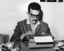Imagen de Gabriel García Márquez joven escribiendo en una máquina