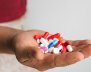 Mano repleta de medicamentos