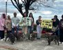 Personas protestando en San Cristóbal por la muerte de Picos, un perro