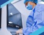 Personal médico leyendo un informe en un laboratorio. 