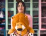Niña abrazando un peluche en forma de león 