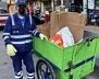 Uno de los recicladores de Bogotá junto a una carretilla y material reciclable 