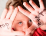 Niños con la frase "Stop Bullying" pintada en sus manos