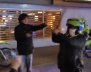 Policía con un palo