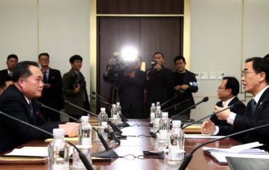 2018-01-09T132452Z_1587267458_RC14A41B0B20_RTRMADP_3_NORTHKOREA-SOUTHKOREA-TALKS-696x371