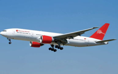 Boeing_777-200_Aterrizando_en_el_Aeropuerto_de_Lima,_Peru