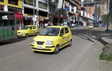 Bogotá_avenida_Diecinueve_Taxi_Hyundai