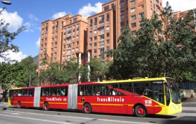 Bogotá_biarticulado_de_TransMilenio_por_la_av._Caracas
