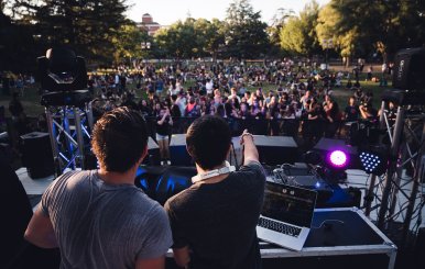 crowd-1531431_960_720