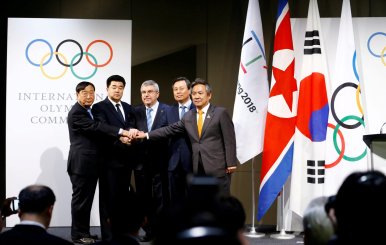 IOC President Thomas Bach poses with the National Olympic Committee of the Republic of Korea and the NOC of the Democratic People’s Republic of Korea, at the Olympic Museum in Lausanne