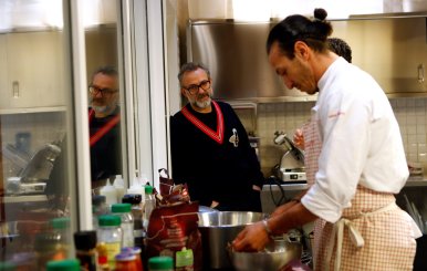 El chef italiano Massimo Bottura planea abrir dos nuevos restaurantes en París y Nápoles