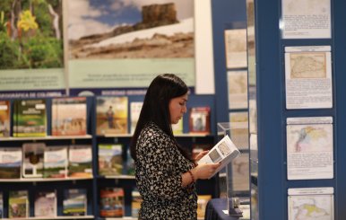 Mujer con un libro en las manos 