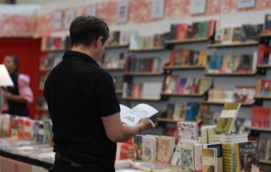 Un hombre leyendo un libro 
