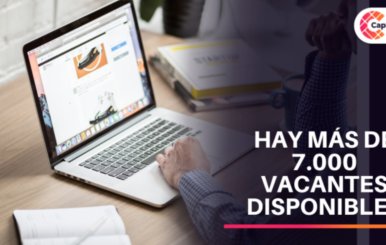 Computador sobre una mesa