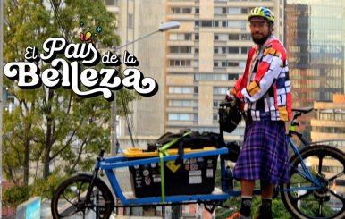 Alejandro Córdoba con su bicicleta en una calle de Bogotá