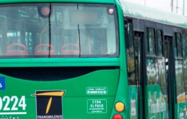 Vistazo posterior de un bus alimentador de TransMilenio