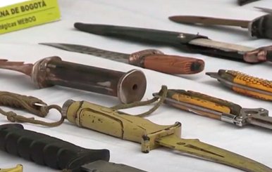 Cuchillos y otras armas blancas exhibidas sobre una mesa de la Policía