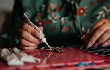 Mujer creando una obra artística 