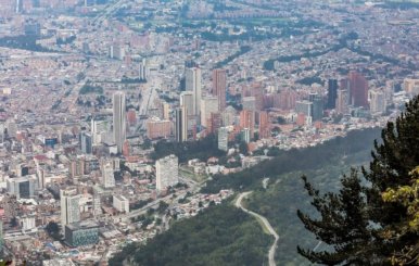 Una imagen panorámica de la ciudad cubierta por una capa de contaminación