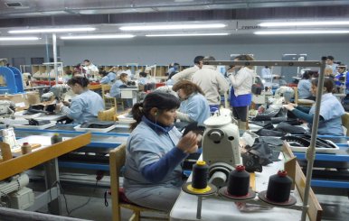 Fabrica de zapados, con empleados trabajando