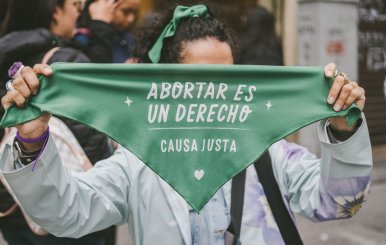 Mujer exhibe un pañuelo verde en apoyo a la Sentencia Causa Justa por la despenalización del aborto