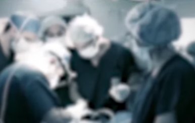 Personal médico en un quirófano realizando una cirugía estética