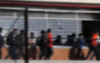 Niños caminan hacia las aulas de un colegio