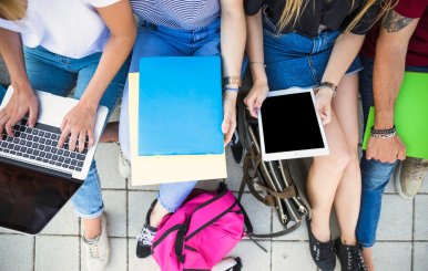 Jóvenes utilizando diferentes dispositivos electrónicos. Foto tomad de FreePik 
