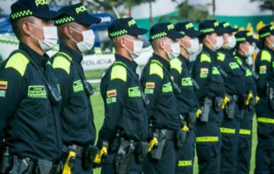 Policías parados en fila con su uniforme y usando tapabocas 