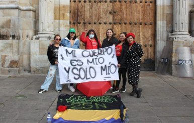 Mujeres sosteniendo una pancarta que dice "Mi cuerpo es mío y solo mío"
