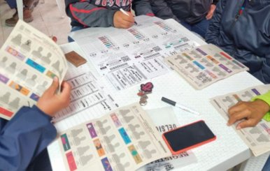 Tarjetones en una mesa 