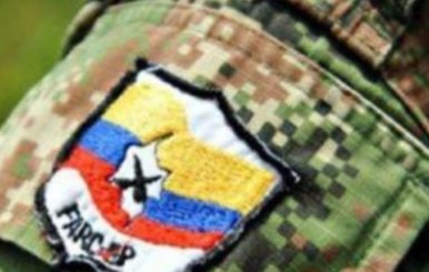 Parche de las FACR pegado a un uniforme camuflado