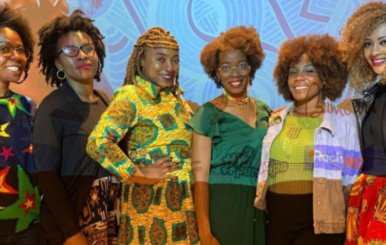 Seis mujeres afro en una tarima 