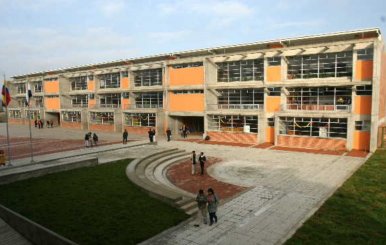 Fachada de colegio color naranja