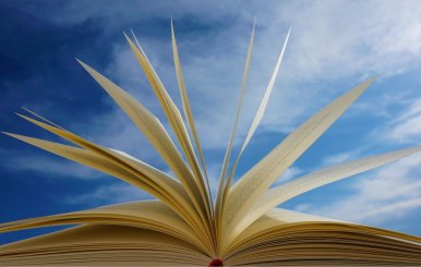 Un libro abierto con un fondo de cielo