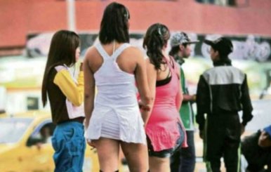 Un grupo de jóvenes en la calle