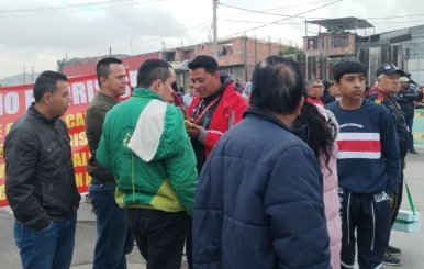 Un grupo de personas en medio de la calle