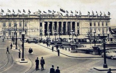 Congreso de la República: edificio al estilo grecorromano de colores beige y blanco