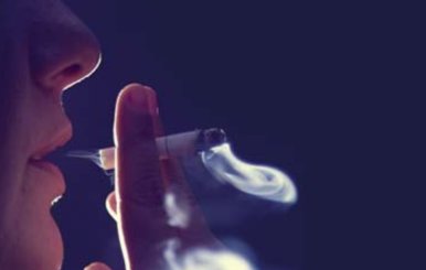 Una persona fumando un cigarillo