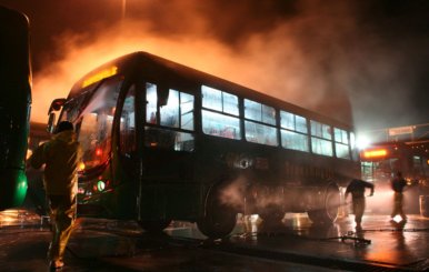 Bus de TransMilenio en llamas